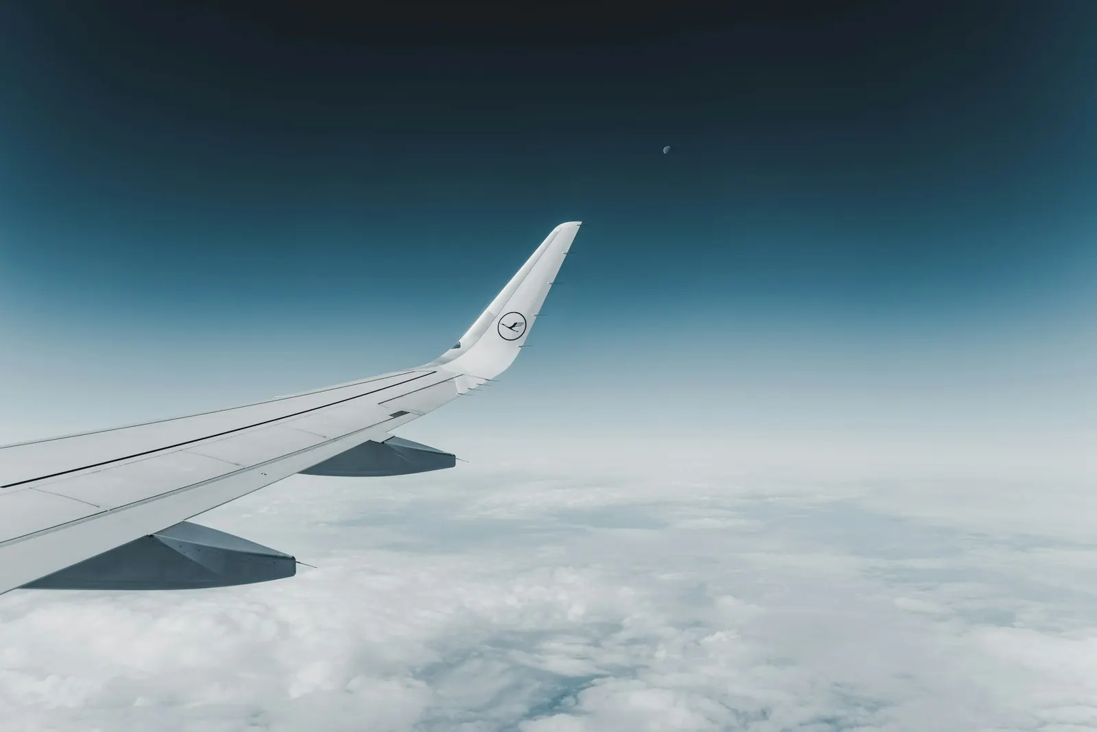 Ala de avión de aluminio sobre un mar de nubes