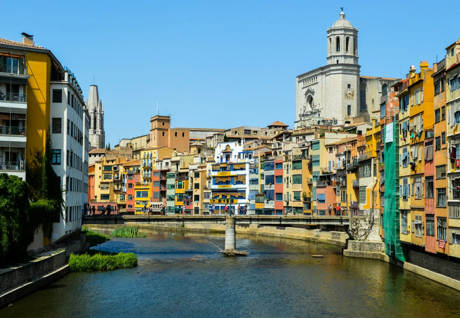 Casas de colores sobre el río Onyar, en Girona